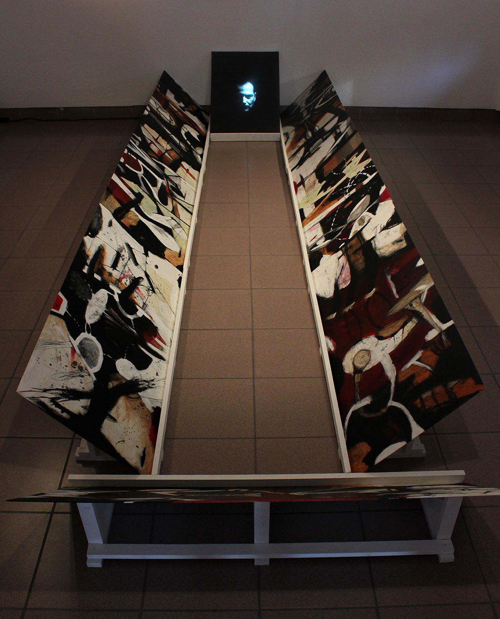 Pál Csaba, Viszony, Karinthy Szalon, 07, Végkifejlet, 500x50x25 cm, síkfilm,plexi, neon, falap Pál Csaba, Viszony, Karinthy Szalon, 07, Végkifejlet, 500x50x25 cm, síkfilm,plexi, neon, falap